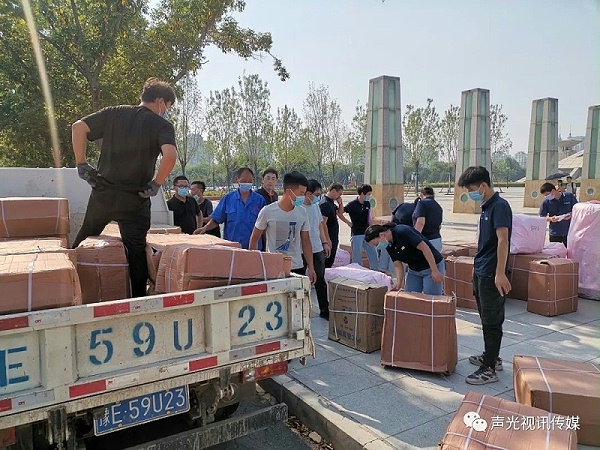 ZOBO董事长张新峰作为声光视讯行业联盟代表赴豫芒温暖灾区，传递爱心