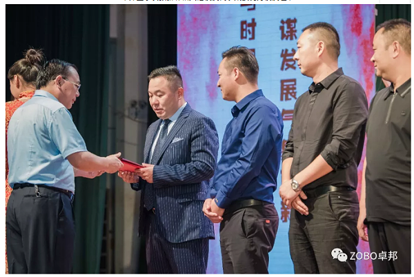 卓邦董事长张新峰应邀出席漯河职业技术学院办学20周年校庆大会 卓邦董事长张新峰应邀出席漯河职业技术学院办学20周年校庆大会