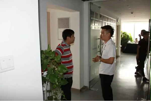 培训伙伴对卓邦新品比较满意，与讲师进一步探讨