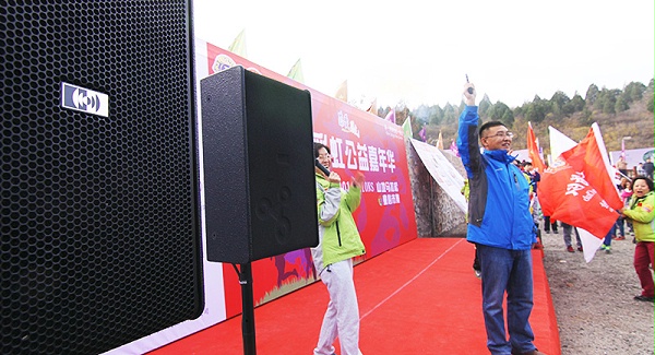 以爱之名，贴地疾行