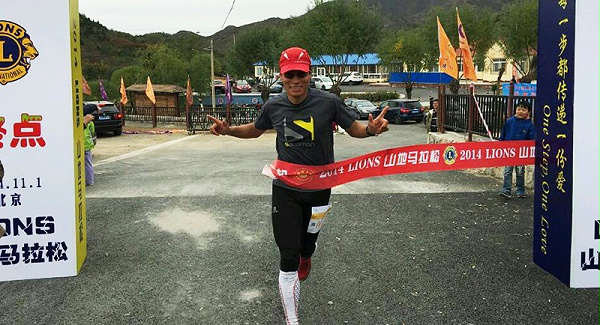 以爱之名，贴地疾行