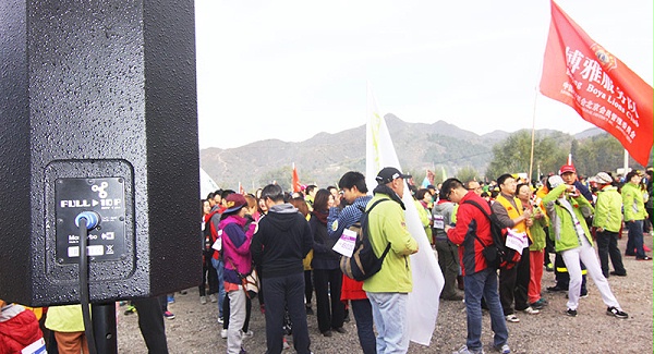 以爱之名，贴地疾行