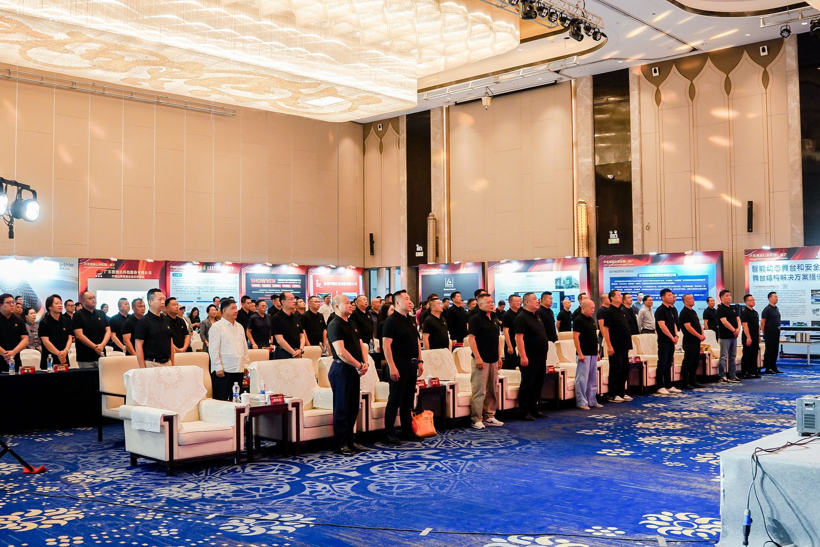 ZOBO卓邦董事长张新峰出席声光视讯行业联盟新疆声光视讯行业协会成立大会，共绘西部行业发展新蓝图