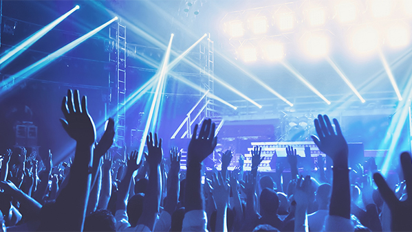 流动演出是一种公共场所的演出的音响设备，如露天体育场、广场、室内体育馆、剧场、礼堂等活动提供音响设备、音响系统、舞台音响、会议室音箱。