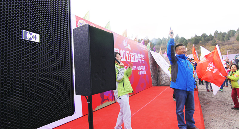 以爱之名，贴地疾行