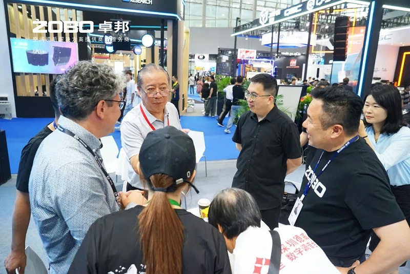 3 ZOBO卓邦在本次广州展会已如火如荼进行到第3天，虽说是临近尾期，但无论从展台内氛围还是现场人流对比前两日现场气氛，依然是活力满满，观众和买家依旧络绎不绝! 展会现场 第三天的ZOBO卓邦展位现场，依然高朋满座、人气爆棚。展会期间吸引了众多观众朋友们前来观摩、询问，参展团队成员们始终热情接待，每一次沟通都倾尽全力，每一次服务都认真对待，只为客户安心。 现场 · 交流 展会现场，ZOBO卓邦的展位人潮涌动，参观者络绎不绝。公司展示了多款新研发的音响产品，其中不乏行业内的创新之作。这些产品不仅在技术上，更在设计和应用上展现出了ZOBO卓邦对市场的敏锐洞察力和对用户需求的深刻理解。 卓邦展台的人气爆棚，无数观众驻足观看，咨询不断。参展首日盛况，相信大家已经感受到，卓邦为大家带来重磅产品及服务亮相本次展会。 技术 · 讲解 ZOBO卓邦在展会期间，不仅提供了的技术讲解和产品演示，还积极回答用户的问题，解决用户的疑虑。这种周到、细致的服务，让用户在感受到公司技术实力的同时，也体验到了公司真诚的服务态度。 ZOBO卓邦的展位依然热闹非凡。公司的技术人员和销售人员热情地向参观者介绍产品的特点和优势，解答他们的疑问和困惑。许多参观者都对ZOBO卓邦的产品表示了浓厚的兴趣，并纷纷表示希望与公司建立合作关系，共同开拓市场。这不仅是对公司技术实力的认可，更是对公司服务品质的肯定。 聚焦 · 产品 此次展会的成功举办，不仅进一步巩固了ZOBO卓邦在音视频行业的地位，也为公司未来的发展奠定了坚实的基础。未来，ZOBO卓邦将继续秉承“以技术赢市场，以服务树口碑”的经营理念，不断提升技术实力和服务品质，为用户提供更加的产品和服务。同时，公司也将积极参与行业内的交流和合作，推动整个行业的发展和进步。 展会期间，公司展示了多款新技术产品，这些产品不仅在设计上，更在性能上实现了重大突破。这些创新技术的应用，不仅提升了产品的竞争力，也为用户带来了更好的使用体验。