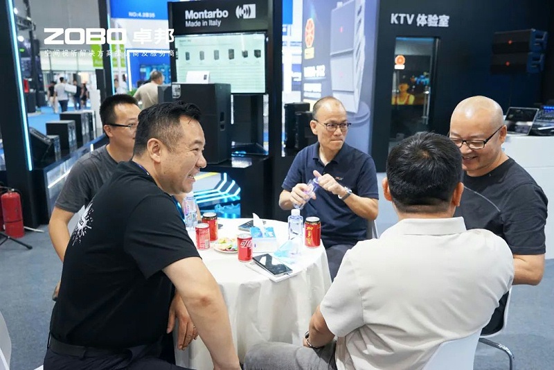 4 ZOBO卓邦在本次广州展会已如火如荼进行到第3天，虽说是临近尾期，但无论从展台内氛围还是现场人流对比前两日现场气氛，依然是活力满满，观众和买家依旧络绎不绝! 展会现场 第三天的ZOBO卓邦展位现场，依然高朋满座、人气爆棚。展会期间吸引了众多观众朋友们前来观摩、询问，参展团队成员们始终热情接待，每一次沟通都倾尽全力，每一次服务都认真对待，只为客户安心。 现场 · 交流 展会现场，ZOBO卓邦的展位人潮涌动，参观者络绎不绝。公司展示了多款新研发的音响产品，其中不乏行业内的创新之作。这些产品不仅在技术上，更在设计和应用上展现出了ZOBO卓邦对市场的敏锐洞察力和对用户需求的深刻理解。 卓邦展台的人气爆棚，无数观众驻足观看，咨询不断。参展首日盛况，相信大家已经感受到，卓邦为大家带来重磅产品及服务亮相本次展会。 技术 · 讲解 ZOBO卓邦在展会期间，不仅提供了的技术讲解和产品演示，还积极回答用户的问题，解决用户的疑虑。这种周到、细致的服务，让用户在感受到公司技术实力的同时，也体验到了公司真诚的服务态度。 ZOBO卓邦的展位依然热闹非凡。公司的技术人员和销售人员热情地向参观者介绍产品的特点和优势，解答他们的疑问和困惑。许多参观者都对ZOBO卓邦的产品表示了浓厚的兴趣，并纷纷表示希望与公司建立合作关系，共同开拓市场。这不仅是对公司技术实力的认可，更是对公司服务品质的肯定。 聚焦 · 产品 此次展会的成功举办，不仅进一步巩固了ZOBO卓邦在音视频行业的地位，也为公司未来的发展奠定了坚实的基础。未来，ZOBO卓邦将继续秉承“以技术赢市场，以服务树口碑”的经营理念，不断提升技术实力和服务品质，为用户提供更加的产品和服务。同时，公司也将积极参与行业内的交流和合作，推动整个行业的发展和进步。 展会期间，公司展示了多款新技术产品，这些产品不仅在设计上，更在性能上实现了重大突破。这些创新技术的应用，不仅提升了产品的竞争力，也为用户带来了更好的使用体验。