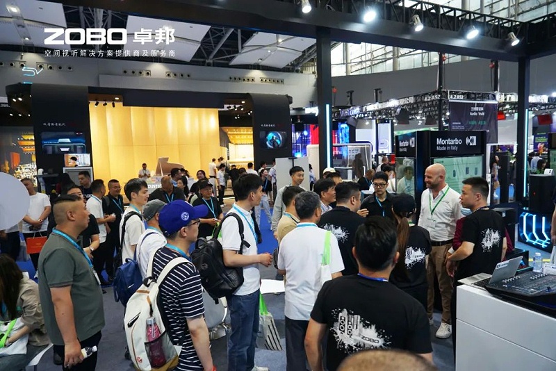5 ZOBO卓邦在本次广州展会已如火如荼进行到第3天，虽说是临近尾期，但无论从展台内氛围还是现场人流对比前两日现场气氛，依然是活力满满，观众和买家依旧络绎不绝! 展会现场 第三天的ZOBO卓邦展位现场，依然高朋满座、人气爆棚。展会期间吸引了众多观众朋友们前来观摩、询问，参展团队成员们始终热情接待，每一次沟通都倾尽全力，每一次服务都认真对待，只为客户安心。 现场 · 交流 展会现场，ZOBO卓邦的展位人潮涌动，参观者络绎不绝。公司展示了多款新研发的音响产品，其中不乏行业内的创新之作。这些产品不仅在技术上，更在设计和应用上展现出了ZOBO卓邦对市场的敏锐洞察力和对用户需求的深刻理解。 卓邦展台的人气爆棚，无数观众驻足观看，咨询不断。参展首日盛况，相信大家已经感受到，卓邦为大家带来重磅产品及服务亮相本次展会。 技术 · 讲解 ZOBO卓邦在展会期间，不仅提供了的技术讲解和产品演示，还积极回答用户的问题，解决用户的疑虑。这种周到、细致的服务，让用户在感受到公司技术实力的同时，也体验到了公司真诚的服务态度。 ZOBO卓邦的展位依然热闹非凡。公司的技术人员和销售人员热情地向参观者介绍产品的特点和优势，解答他们的疑问和困惑。许多参观者都对ZOBO卓邦的产品表示了浓厚的兴趣，并纷纷表示希望与公司建立合作关系，共同开拓市场。这不仅是对公司技术实力的认可，更是对公司服务品质的肯定。 聚焦 · 产品 此次展会的成功举办，不仅进一步巩固了ZOBO卓邦在音视频行业的地位，也为公司未来的发展奠定了坚实的基础。未来，ZOBO卓邦将继续秉承“以技术赢市场，以服务树口碑”的经营理念，不断提升技术实力和服务品质，为用户提供更加的产品和服务。同时，公司也将积极参与行业内的交流和合作，推动整个行业的发展和进步。 展会期间，公司展示了多款新技术产品，这些产品不仅在设计上，更在性能上实现了重大突破。这些创新技术的应用，不仅提升了产品的竞争力，也为用户带来了更好的使用体验。